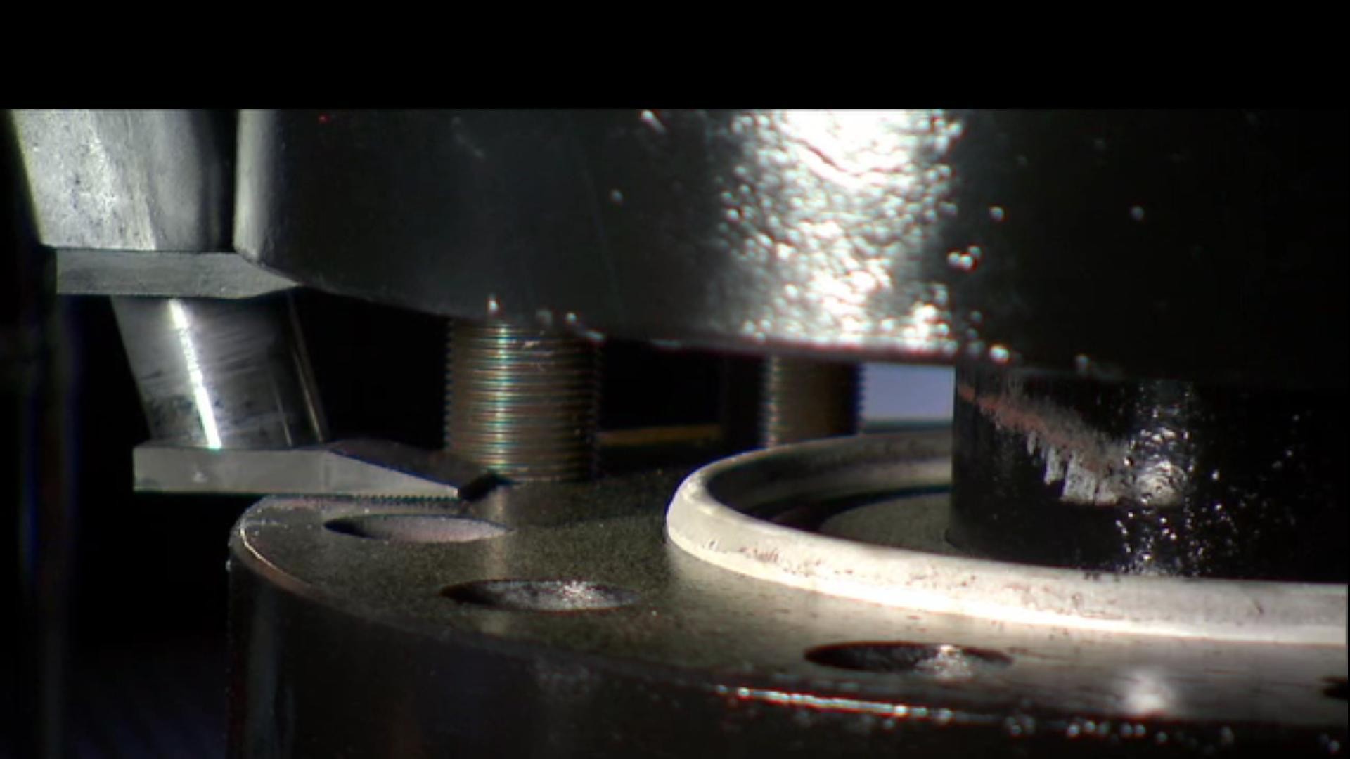 Close up of the Hydraulic Mini Gap Flange Spreader seperating a joint.