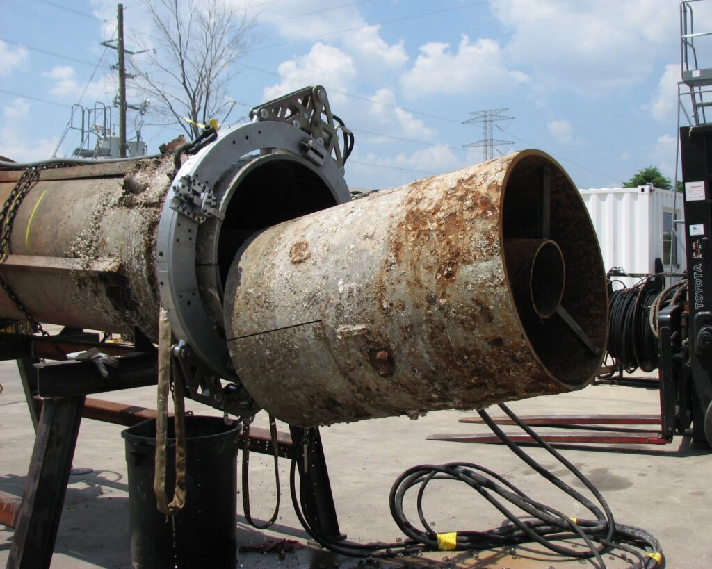 Split Frame Clamshell cold cutting a pipe in the field.