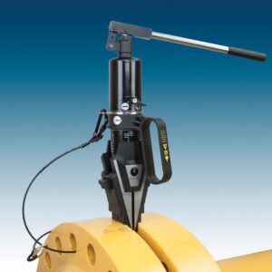 SWI2025TI-Hydraulic Step Wedge flange Spreader with Integral Pump seperating a flange with 25 tons of force