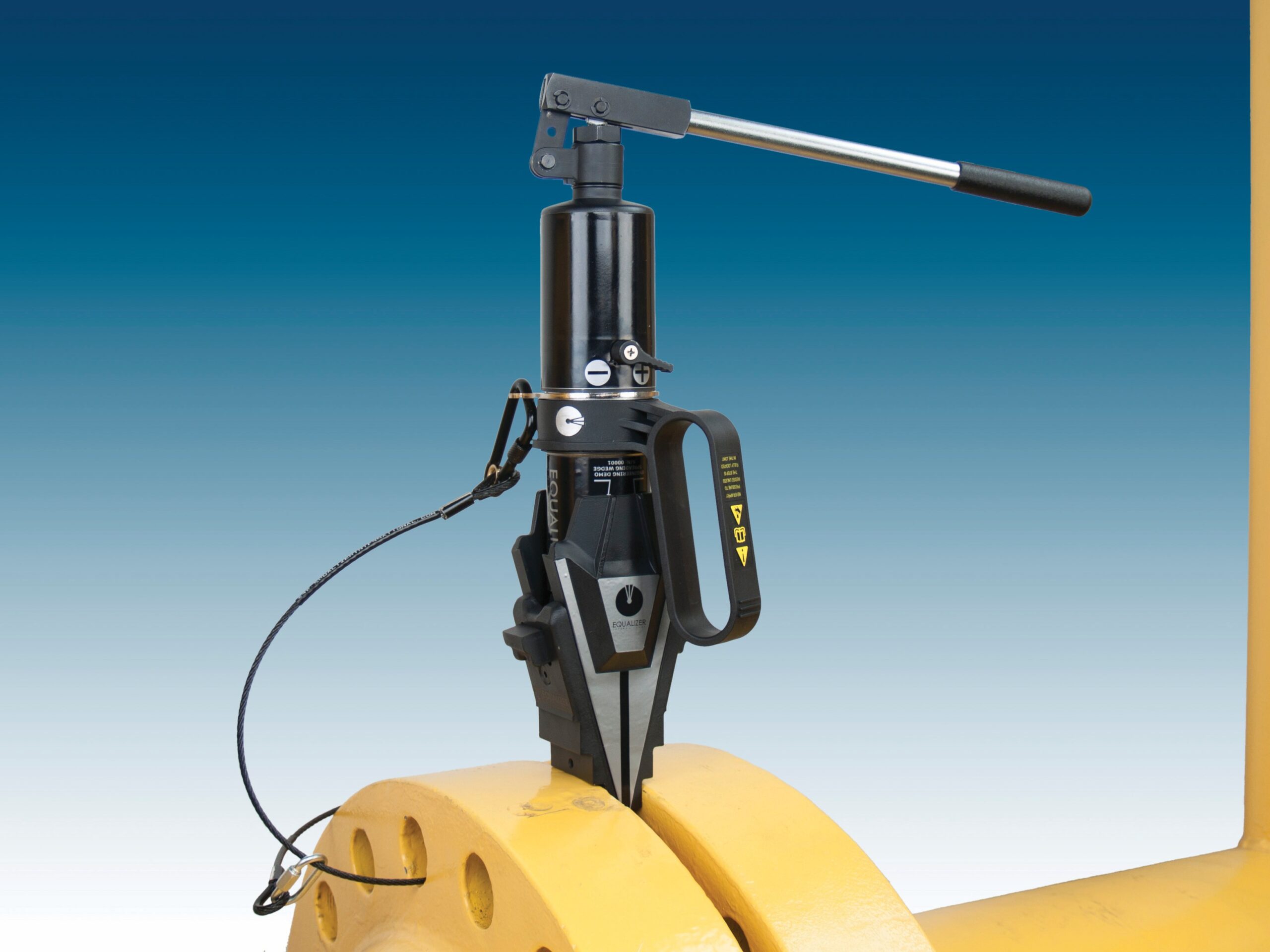 SWI2025TI-Hydraulic Step Wedge flange Spreader with Integral Pump seperating a flange with 25 tons of force