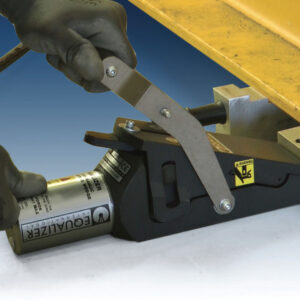 VLW18TE lifting a heavy platform with safety block.