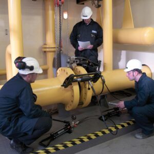 SG13TE Hydraulic Zero Gap Flange Spreader with operators spreading a joint