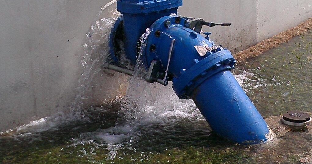 Valve Removal Tool on a flange connected vavle prior to removing the flange