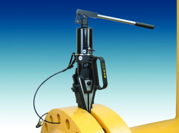 Step Wedge Flange Spreader with Integral Pump