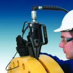 SWI2025TE Hydraulic Step Wedge Flange Spreader seperating a flange.