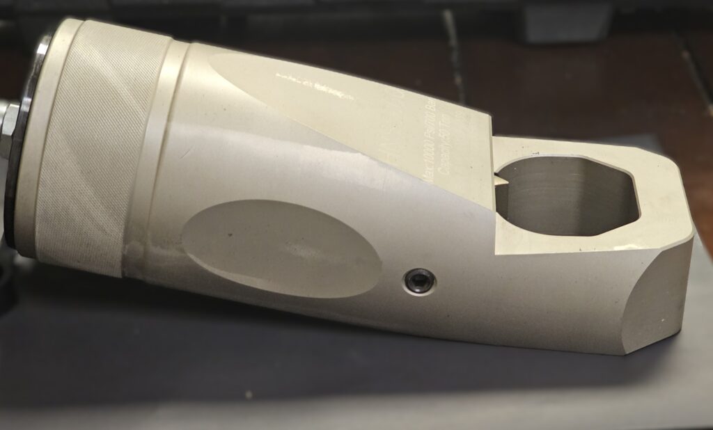 Angle Head Hydraulic Nut Splitter (HNS5060) on a flat surface