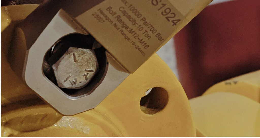 HNS Angle Head Nut Splitter on a flange nut within a confined space.