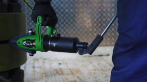 VIPER28P seperating a flanged joint with field worker.