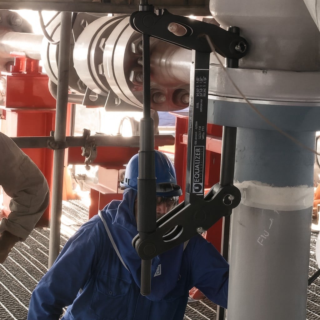 Mechanical Zero Gap Flange spreader seperating a vertical joint.