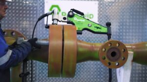 AT9K Hydraulic Flange Alignment Tool on a flange