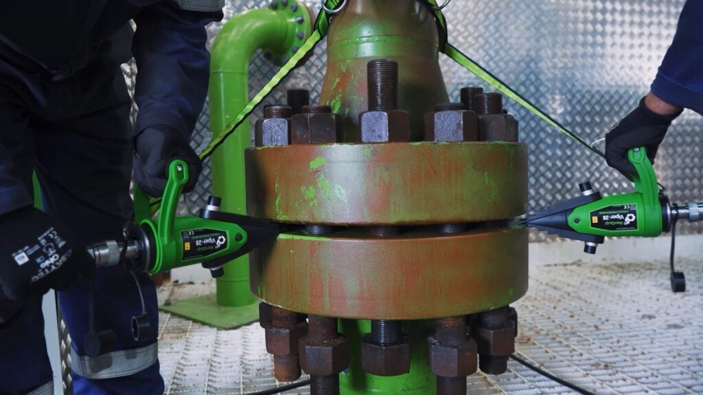 VIPER 28M Twin Flange Spreaders demo on a flange.